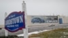 Sebuah spanduk promosi mobil Chevrolet Cruze dipasang di depan pabrik General Motors Lordstown, di Lordstown, Ohio, 27 November 2018. Meski ekonomi AS tumbuh positif, GM memutuskan untuk memangkas pekerja. 