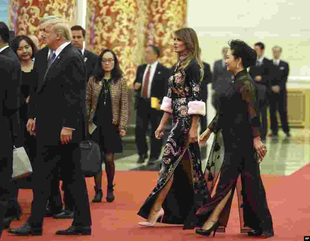 美国总统唐纳德&middot;川普和夫人，中国国家主席习近平和夫人抵达北京人民大会堂参加国宴（2017年11月9日）。