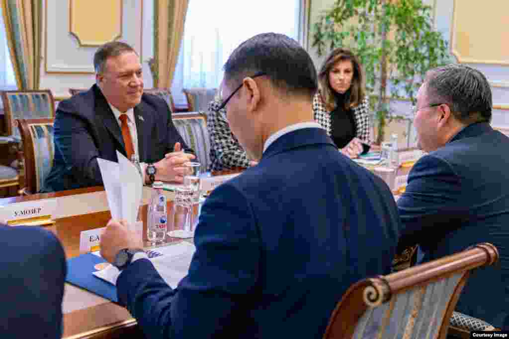 2-fevral kuni AQSh Davlat kotibi Mayk Pompeo Nur-Sultonda Qozog'iston Tashqi ishlar vaziri Muxtor Tleuberdi bilan muloqot qildi. Pompeo Ameriika elchixonasida ham bo'ldi. Uyg'ur oilalar bilan ham uchrashdi. AQSh Qozog'iston va qo'shni davlatlarni Xitoyga biror uyg'urni topshirmaslikka chaqirmoqda.
