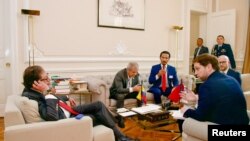 El presidente de Colombia, Gustavo Petro (izq.), en encuentro con el asesor adjunto de Seguridad Nacional de EEUU, Jonathan Finer, y otros funcionarios estadounidenses, en Bogotá, Colombia, el 5 de febrero de 2024. [Foto: Cortesía de la Presidencia de Colombia vía Reuters]