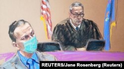 Sketsa gambar mantan Derek Chauvin (kiri) mendengarkan hakim pengadilan Peter Cahill dalam salah satu sidang pembunuhan George Floyd di Minneapolis, Minnesota (19/4).
