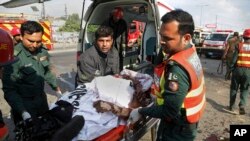 Des secouristes pakistanais interviennent après l'attaque sur le marché de Lahore, au Pakistan, le 24 juillet 2017. 