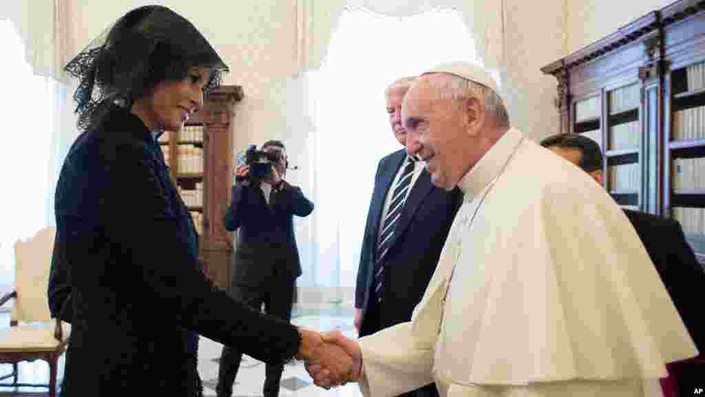 Le pape François serre la main de la Melania Trump à l'occasion de leur visite, au Vatican, le 24 mai 2017.