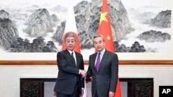 日本外务大臣岩屋毅星期三(12月25日)在北京会见中国外长王毅。