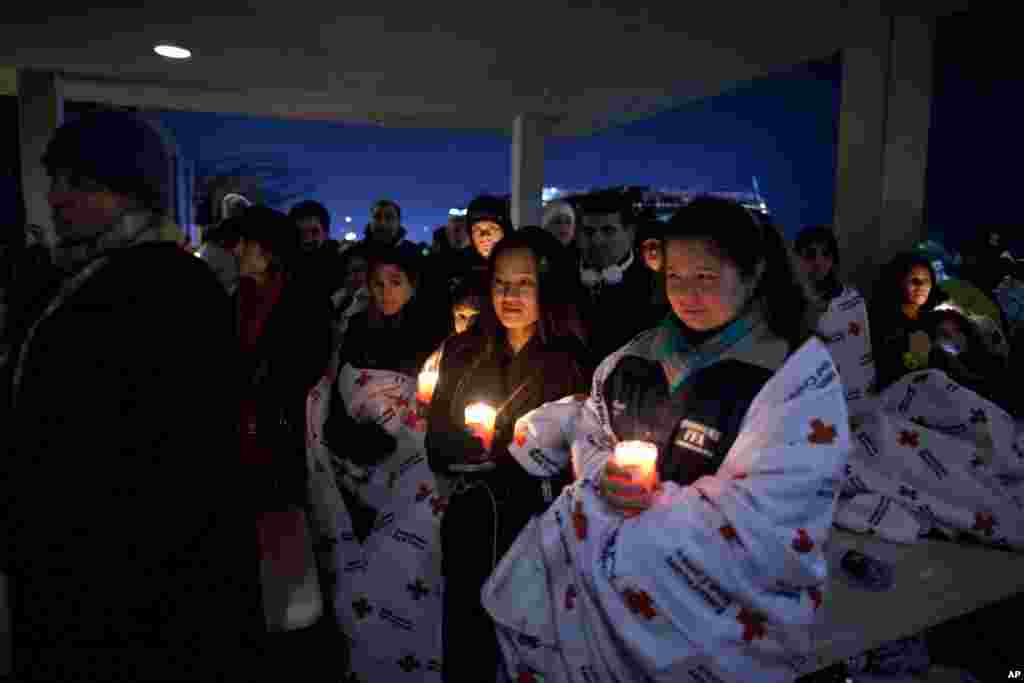 Vigile près du lycée de Sandy Hook après le discours du président Obama lors d'une cérémonie oecuménique en mémoire des victimes du massacre de vendredi
