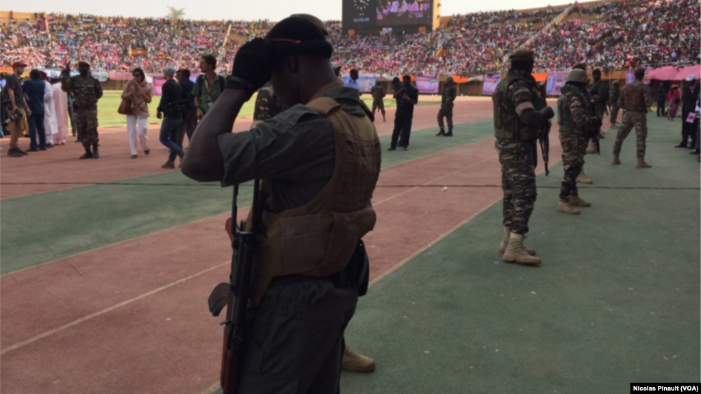 De nombreux militaires au stade Seyni Kountche pour le meeting de Mahamadou Issoufou, Niamey, 18 février 2016 (VOA/Nicolas Pinault)