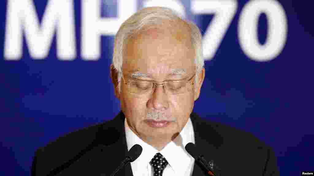 Selon le Premier ministre malaisien, Najib Razak, le fragment d'aile retrouvé sur une plage de l'île de la Réunion provient bien du Boeing 777 de la Malaysia Airlines qui assurait le vol MH370, 5 août 2015.