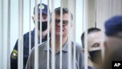 Виктор Бабарико, бывший претендент на пост президента Республики Беларусь в зале суда в Минске. Архтивное фото. 6 июля 2021 года.