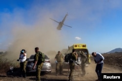 Soldados israelíes evacuan a un hombre herido tras un ataque transfronterizo desde el Líbano hacia Israel, en el lado israelí de la frontera, el 1 de septiembre de 2024. REUTERS/Ayal Margolin