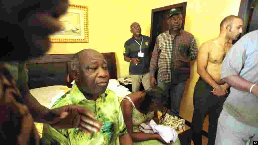 Laurent Gbagbo et son épouse Simone arrêtés par les forces républicaines fidèles au vainqueur des élections, Alassane Ouattara, à Abidjan, Côte d'Ivoire, 11 Avril 2011.