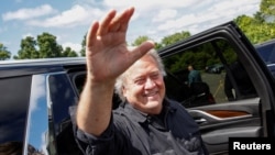 Steve Bannon, ex asesor principal de Donald Trump, saluda a sus partidarios cuando llega para hablar con los medios antes de presentarse en prisión en la institución correccional federal de EEUU en Danbury, Connecticut, el 1 de julio de 2024.