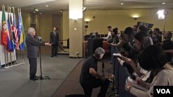 Duta Besar Palestina untuk PBB Riyad Mansour berbicara di depan wartawan di markas besar PBB, New York, Kamis (3/11).