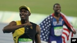 Pelari Usain Bolt dari Jamaika merayakan kemenangan di final 100 putra dalam pertandingan atletik di Olimpiade 2016 di Rio de Janeiro, Brazil (14/8). (AP/Natacha Pisarenko)