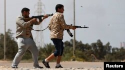 Des combats dans les rues de Misrata, Libye, 15 mars 2015.