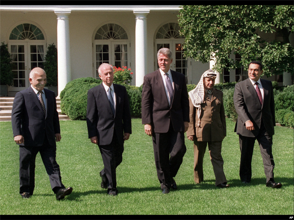 Presiden Clinton bersama para pemimpin Timur Tengah berjalan menuju Rose Garden, Gedung Putih setelah penandatanganan perjanjian Timur Tengah.