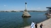 Росіяни в окупованому Севастополі, в українському Криму. День Військово-Морського Флоту Росії влада скасувала після того, як напердодні біля штабу Чорноморського флоту Росії вибухнув невеликий вибуховий пристрій, що поранив шістьох людей. Його встановив саморобний БПЛА. (Фото AP)