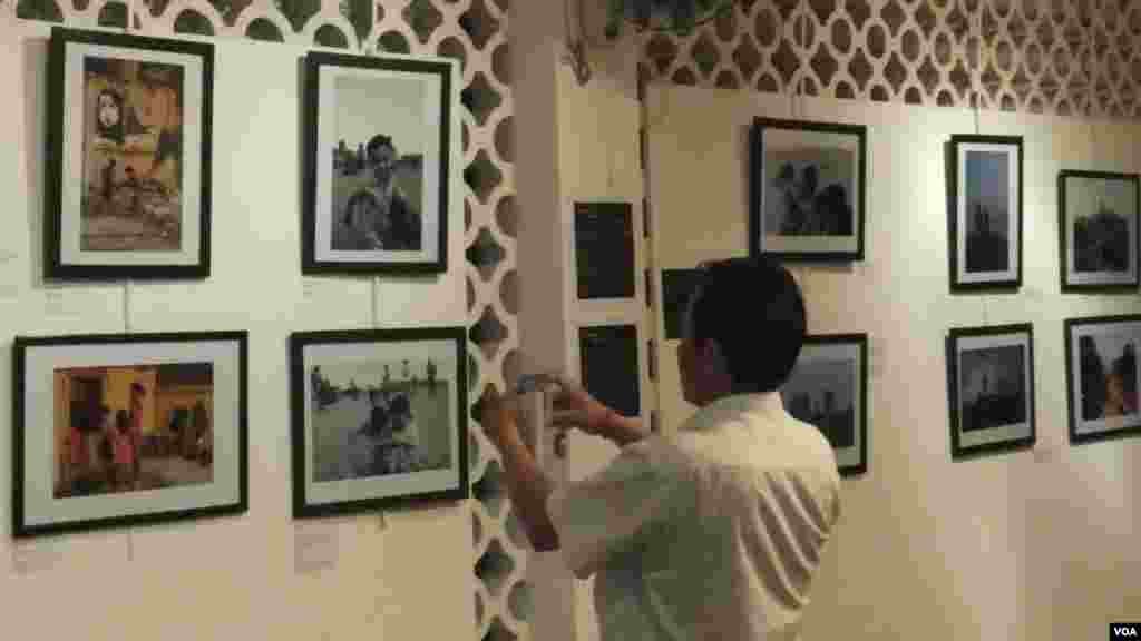 ពិព័រណ៍ «ជីវិតបីនៃបឹងកក់» បង្ហាញអំពីបទពិសោធក្នុងកំឡុងពេលអន្តរភាព និងឥទ្ធិពលនៃផលប៉ះពាល់ពីការអភិវឌ្ឍនៅតំបន់នោះ ត្រូវបានដាក់តាំងបង្ហាញនៅមជ្ឈមណ្ឌលបុប្ផាណា។ (សើ សាយ្យាណា/VOA)