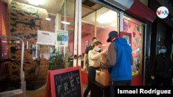 En el popular Mercado Italiano de Filadelfia, activistas de Mighty Writers distribuyen almuerzos de lunes a viernes a las personas más necesitadas.