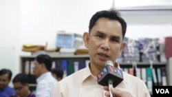 រូបឯកសារ៖ លោក អំ សំអាត ប្រធាន​ការិយាល័យ​បច្ចេកទេស​ស៊ើប​អង្កេត​របស់​អង្គការ​ការពារ​សិទ្ធិ​មនុស្ស​លីកាដូ ផ្តល់​បទ​សម្ភាសន៍​ដល់ VOA នៅ​ការិយាល័យ​អង្គការ​អាដហុក នៅ​រាត្រី​ថ្ងៃព្រហស្បតិ៍ ទី២៩ ខែមិថុនា ឆ្នាំ២០១៧។ (ខាន់ សុគុំមនោ/វីអូអេ)