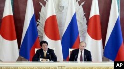 日本首相安倍晋三2013年4月29在同俄罗斯总统普京在莫斯科克里姆林宫举行的新闻记者会上发言