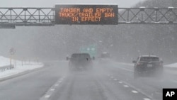 ARCHIVO - La autopista New York Thruway durante una tormenta invernal, el 14 de marzo de 2023, en Albany, Nueva York