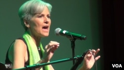Jill Stein, the Green Party's presidential nominee, speaks to supporters at a post-convention party. (G. Flakus/VOA)