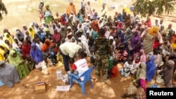 Wasu Mutanen da aka ceto daga dajin Sambisa a wani sansani suna jira a duba lafiyarsu