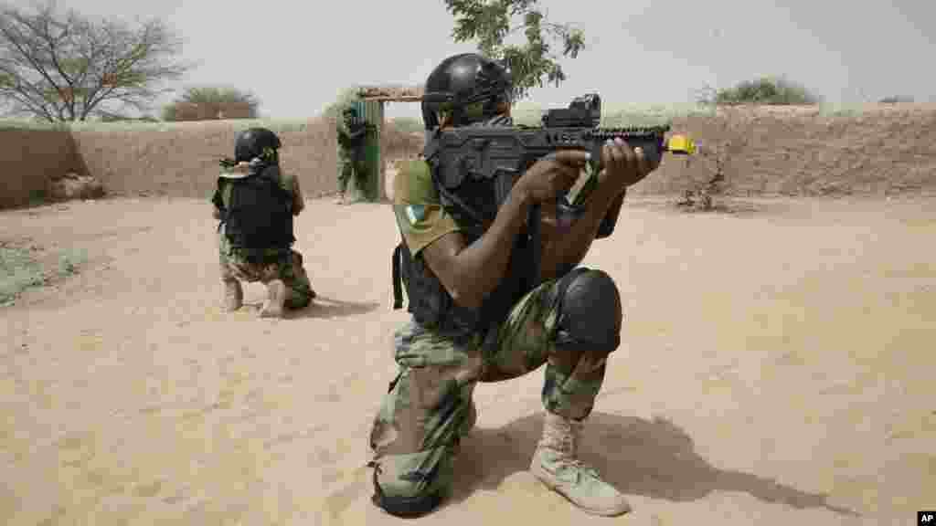 Sous la supervision d'un membre des forces spéciales américaines, à droite, des unités spéciales nigérianes participent à un exercice de libération d'otages "Flintlock", à Mao, le Tchad, samedi 7 Mars 2015.