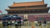 Petugas polisi menjaga Gerbang Tiananmen di Beijing, Selasa, 4 Juni 2024. (Foto: AP)