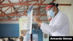 En redes sociales prolifera información falsa sobre las vacunas, lo que complica el proceso de inmunización especialmente en los países de habla hispana advierten organismos que trabajan en el campo de salud. [Foto archivo]