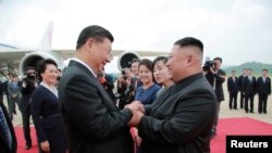 Severnokorejski lider Kim Džong Un dočekao je kineskog predsednika Ši Đinpinga na aerodromu u Pjongjangu