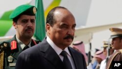 Le roi Salman d'Arabie saoudite reçoit le président de la Mauritanie, Mohamed Ould Abdel Aziz, à l’arrivée de ce dernier pour le sommet des dirigeants arabes et sud-américains à Riyad, en Arabie Saoudite, 10 novembre 2015. 