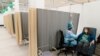 Un paciente de COVID-19 recibe una infusión en un centro ambulatorio de tratamientos terapéuticos en un hospital de campaña en Cranston, Rhode Island, el 14 de diciembre de 2020.