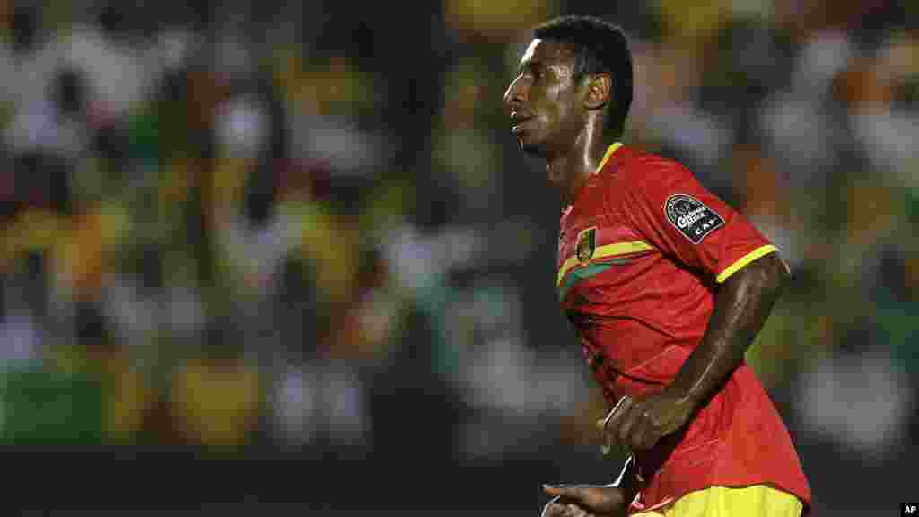 Kevin Constant de la Guinée regarde après avoir marqué un but sur un penalty lors du match de football de la Coupe d'Afrique des Nations Groupe C contre le Mali à Mongomo, la Guinée équatoriale, mardi 27 janvier 2015