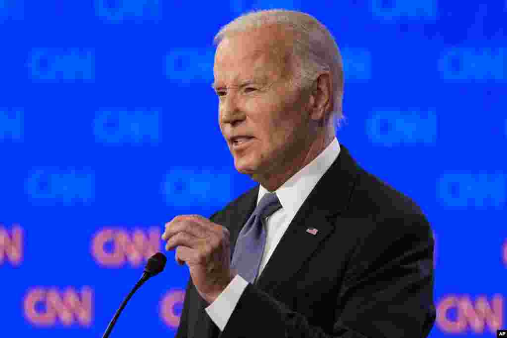 ប្រធានាធិបតីលោក Joe Biden ថ្លែងអំឡុងការជជែកដេញដោលប្រធានាធិបតីមួយដែលរៀបចំដោយស្ថានីយ៍ទូរទស្សន៍ CNN ជាមួយនឹងបេក្ខជនប្រធានាធិបតីបក្សសាធារណរដ្ឋលោក Donald Trump កាលពីថ្ងៃព្រហស្បត្តិ៍ទី២៧ មិថុនា ឆ្នាំ២០២៤ ក្នុងទីក្រុង Atlanta។(AP Photo/Gerald Herbert) 