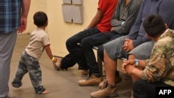 Jóvenes migrantes, en el Servicio de Aduanas y Protección Fronteriza de los Estados Unidos en Tucson, Arizona, durante una visita de Melania Trump.