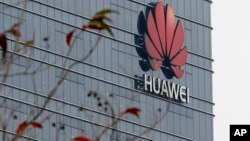 ARCHIVO: Logotipo de Huawei en uno de los edificios de la compañía en Dongguan, en la provincia china de Guangdong, el 6 de marzo de 2019.
