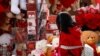 Una mujer camina junto al puesto de un vendedor ambulante que vende peluches y rosas antes del Día de San Valentín en San Gwann, Malta, el 13 de febrero de 2025. 
