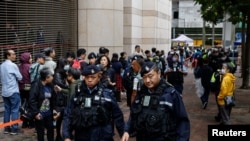 Partullat e policisë përpara godinës së gjykatës në Hong Kong
