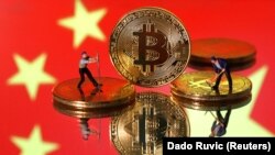 中國國旗襯托下的比特幣。中國嚴打比特幣挖礦活動。 （路透社圖）