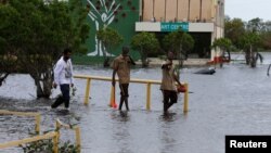 Badai tropis Earl menyebabkan banjir di jalan-jalan di Belize City, ibukota Belize (4/8).