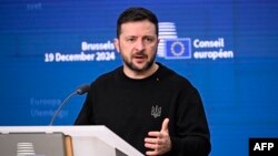 Президент України Володимир Зеленський під час пресконференції у штаб-квартирі ЄС у Брюсселі 19 грудня 2024 року. JOHN THYS/AFP