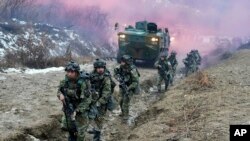 Американські солдати під час спільних військових навчань Південної Кореї та Сполучених Штатів у Паджу, Південна Корея - "Демонстраційна бригада армійських тигрів", яка була створена для підтримки армії Південної Кореї. AP Photo/Ahn Young-joon