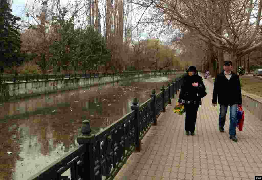 War and peace: as Russia mobilizes troops in Ukraine's Crimea, some in the regional capital enjoy a Sunday stroll, Simferopol, Ukraine, March 2, 2014. (Elizabeth Arrott/VOA)