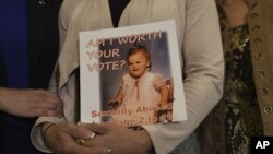 Carolyn Fortney, víctima de abuso sexual a manos del párroco católico de su parroquia familiar, espera que responda el capitolio de Pensilvania a un reporte del jurado investigador sobre abuso sexual infantil en la Iglesia católica. Octubre 17, 2018.