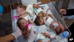 ARCHIVO - Médicos preparan a bebés prematuros para trasladarlos a Egipto tras ser evacuados del hospital de Shifa, en la Ciudad de Gaza, a un centro en Rafah, el 20 de noviembre de 2023. La guerra ha provocado una catástrofe humanitaria y la escasez de los productos más básicos.