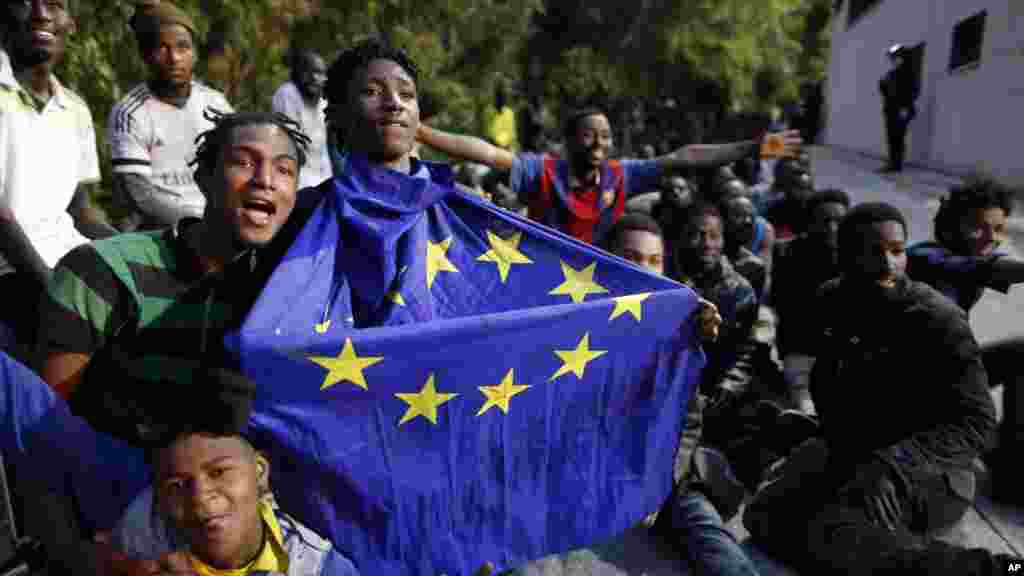 Un migrant tient en main un drapeau de l'Union européenne, Ceuta, Espagne, le 17 février 2017.