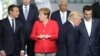 Arhiva - Francuski predsednik Emanuel Makron, levo, razgovara sa nemačkom kancelarkom Angelom Merkel, dok predsednik Donald Tramp zauzima svoje mesto pred grupno fotografisanje u novom sedištu NATO-a u Briselu, 25. maja 2017.