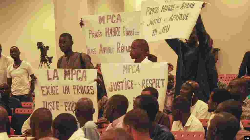 Des manifestants demandent justice avant l'arrivée de l'ancien dirigeant tchadien Hissène Habré, le 20 juillet 2015.