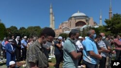 نمازگزاران در نزدیکی ایاصوفیه مشغول برگزاری نماز جمعه هستند - ۳ مرداد ۱۳۹۹